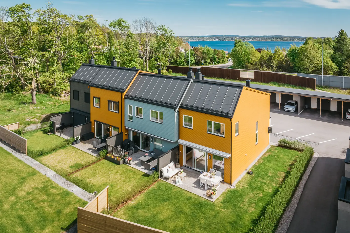Lekkert, lyst og moderne enderekkehus - Solrik og pen hage - Kort vei til sjøen - Barnevennlig område - Peis - Carport