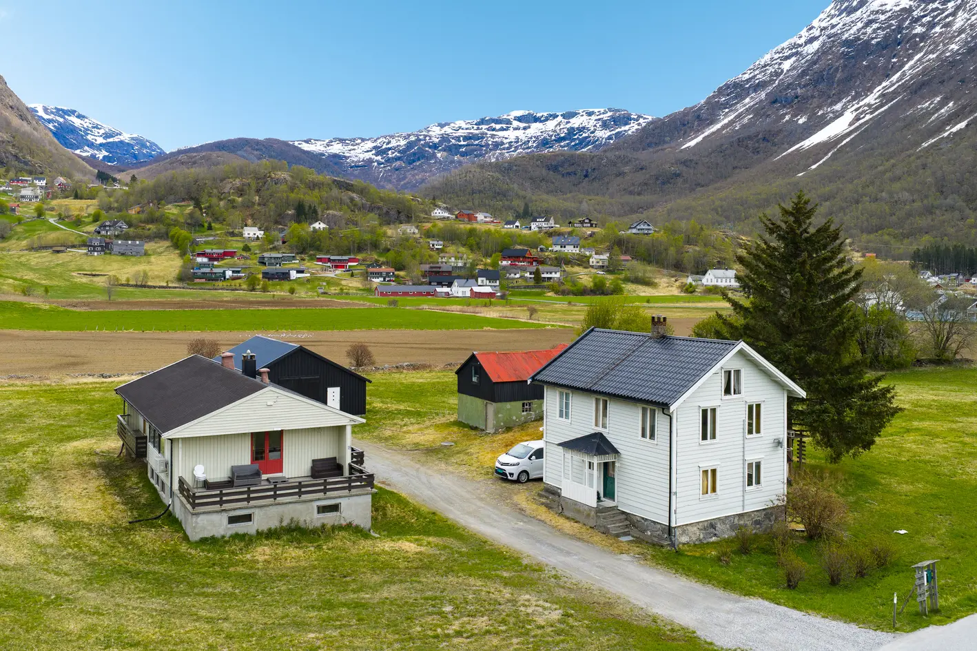 Småbruk med to bolighus, låve, garasje/redskapshus og hytte i fjellet. Rypejakt, hjortejakt og godt fiske i Valdalen photo 5