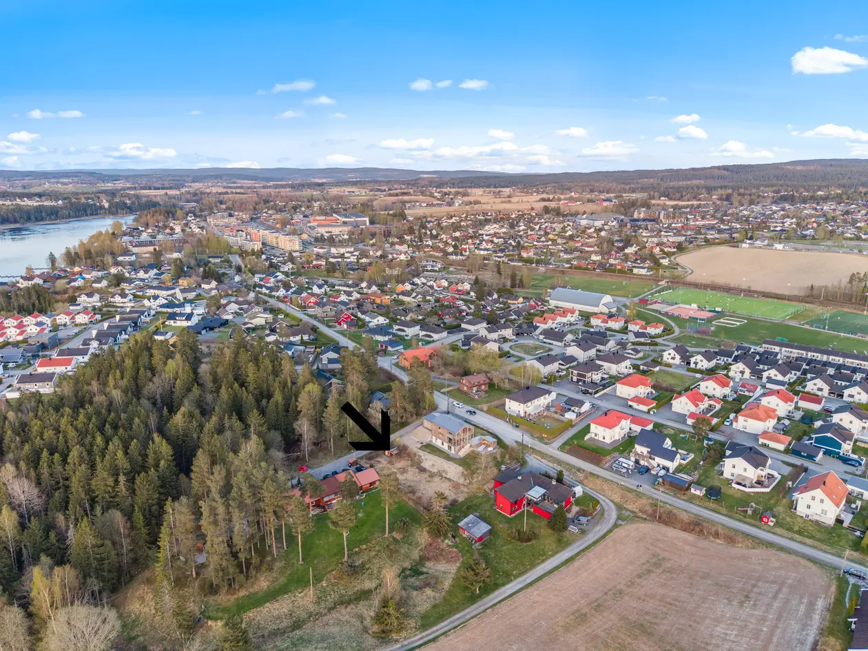 Byggeklar tomt bare 900 meter fra Sørumsand sentrum. Vann og avløp lagt frem til tomten. Utsikt mot Glomma. Solrikt.