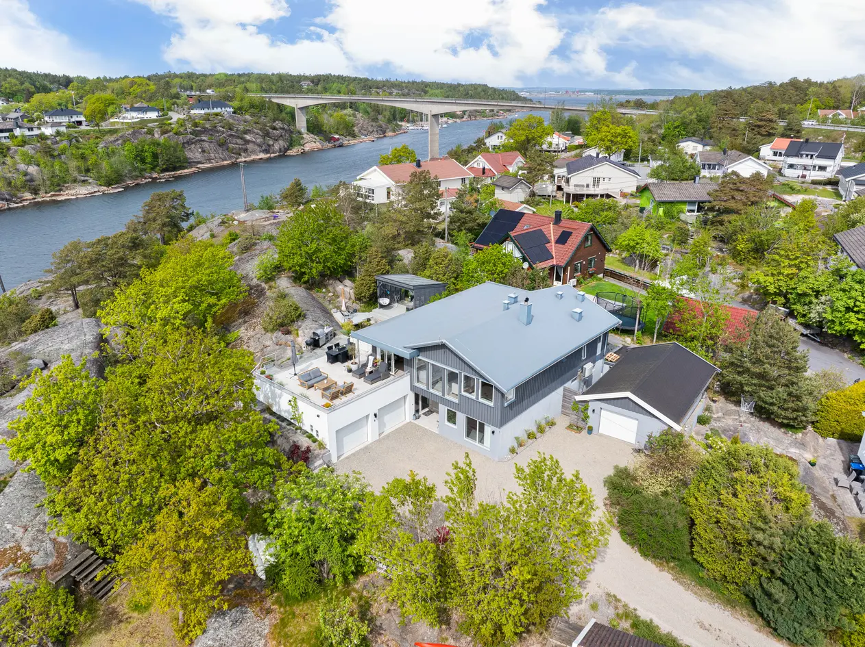 Moderne enebolig med unik egenart, flott sjøutsikt og god standard. Påkostede utearealer. 3 garasjer. 10min. til byen photo 5