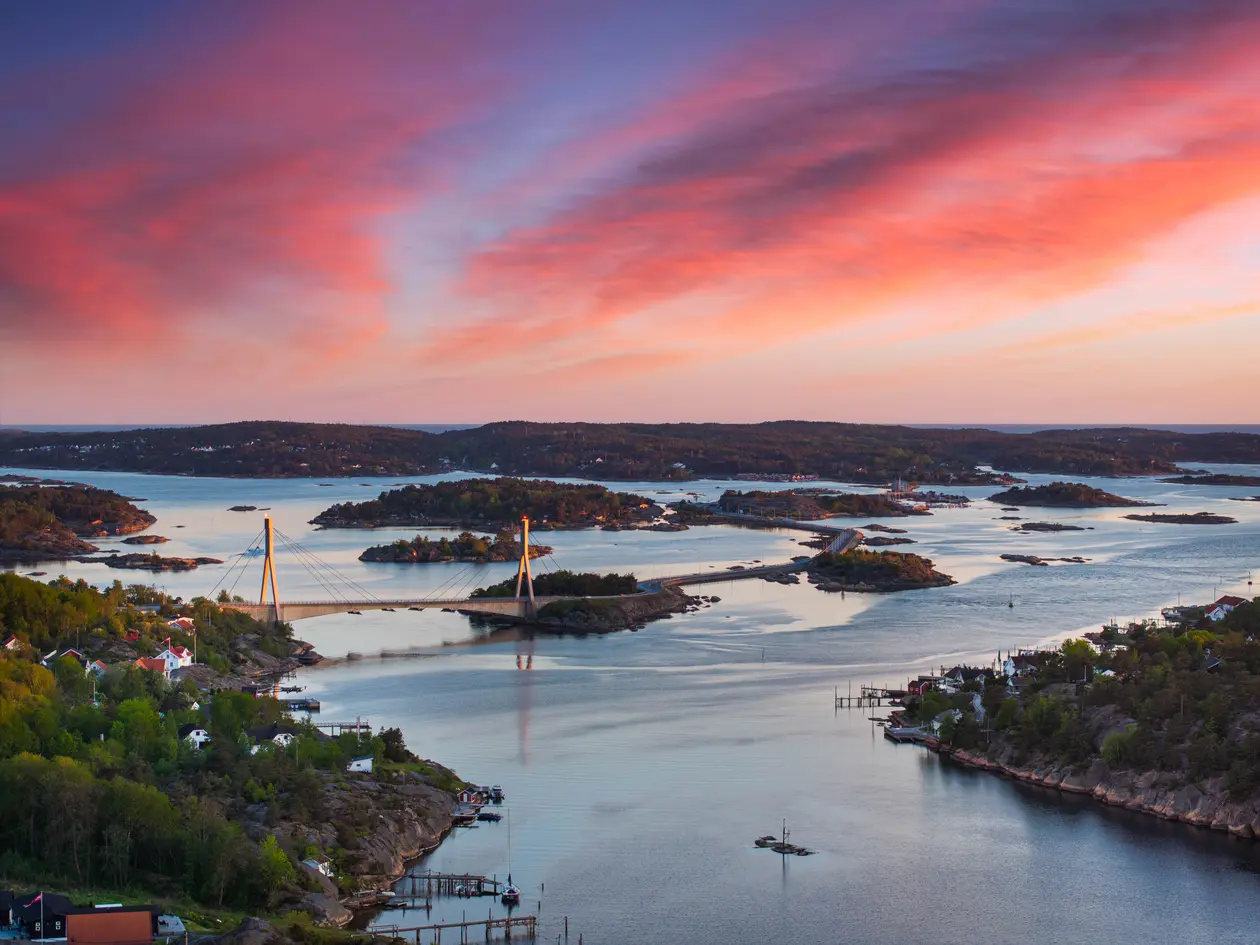 Moderne enebolig med unik egenart, flott sjøutsikt og god standard. Påkostede utearealer. 3 garasjer. 10min. til byen photo 4