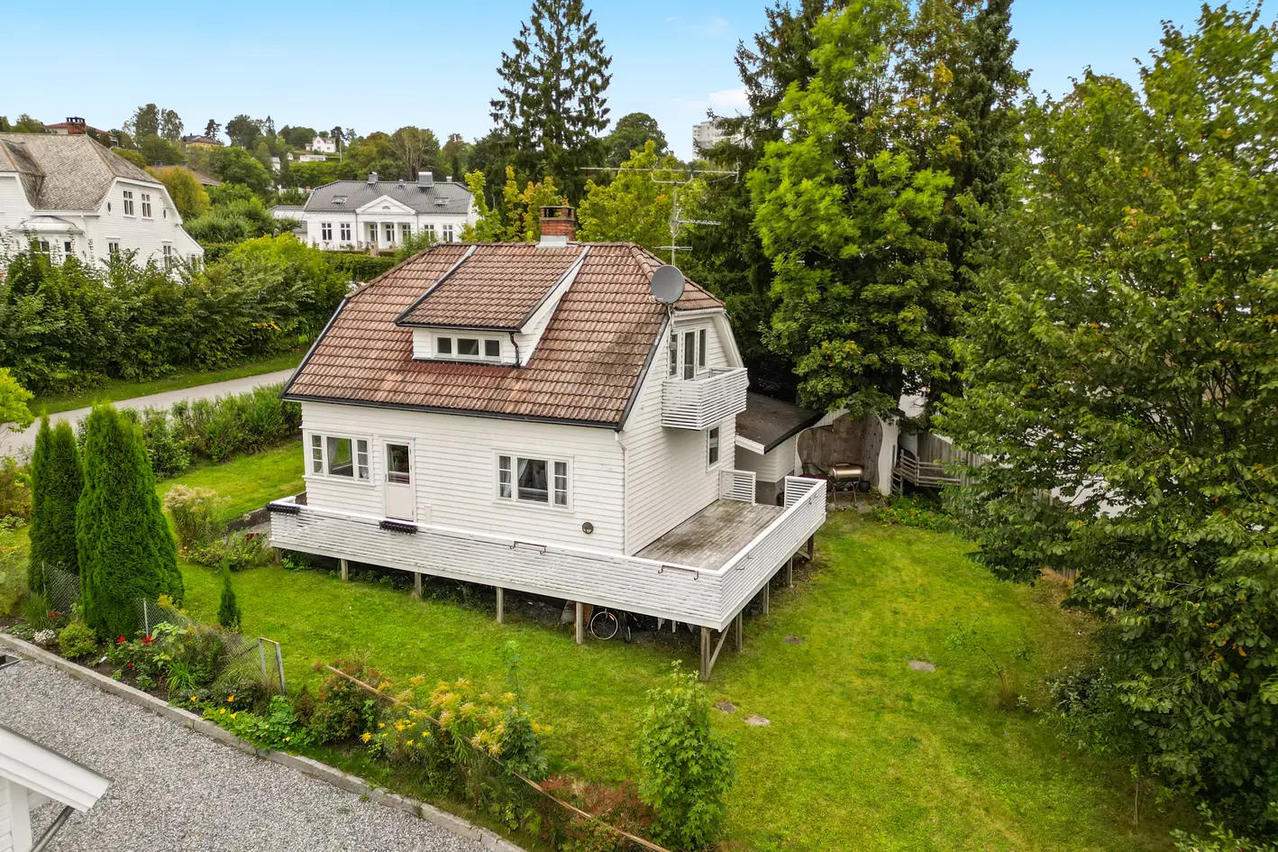 Innholdsrik og romslig enebolig over 3 plan i et sentrumsnært og barnevennlig område på Dyrendal. Hage. 6 soverom.  photo 2