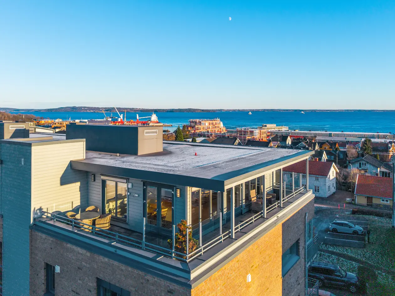 Flott og romslig toppleilighet på ca. 100 kvm + egen takterrasse. Praktfull fjordutsikt. Heis.