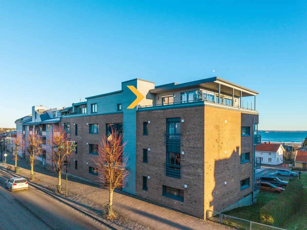 Flott og romslig toppleilighet på ca. 100 kvm + egen takterrasse. Praktfull fjordutsikt. Heis. photo 3