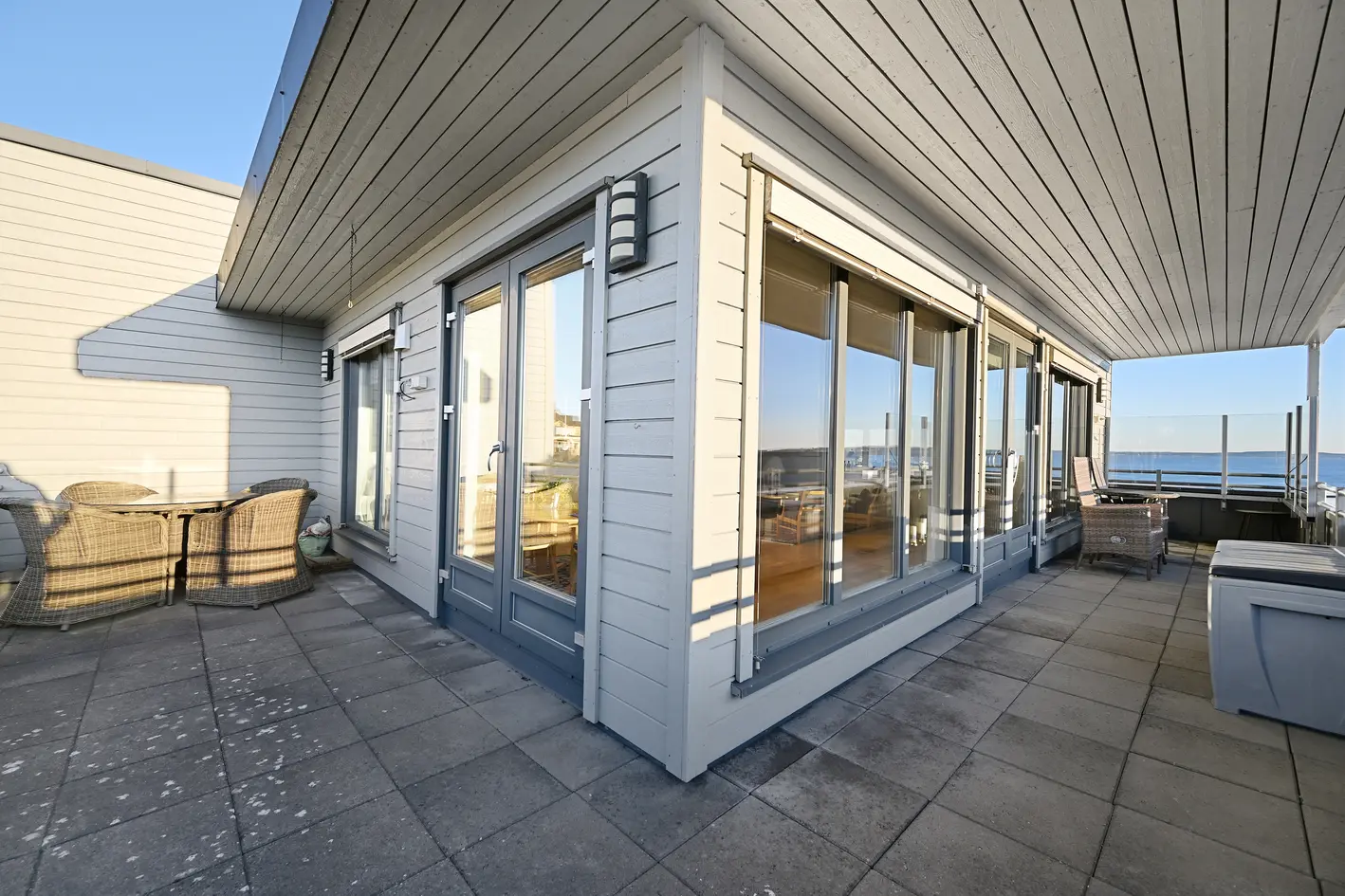 Flott og romslig toppleilighet på ca. 100 kvm + egen takterrasse. Praktfull fjordutsikt. Heis. photo 4