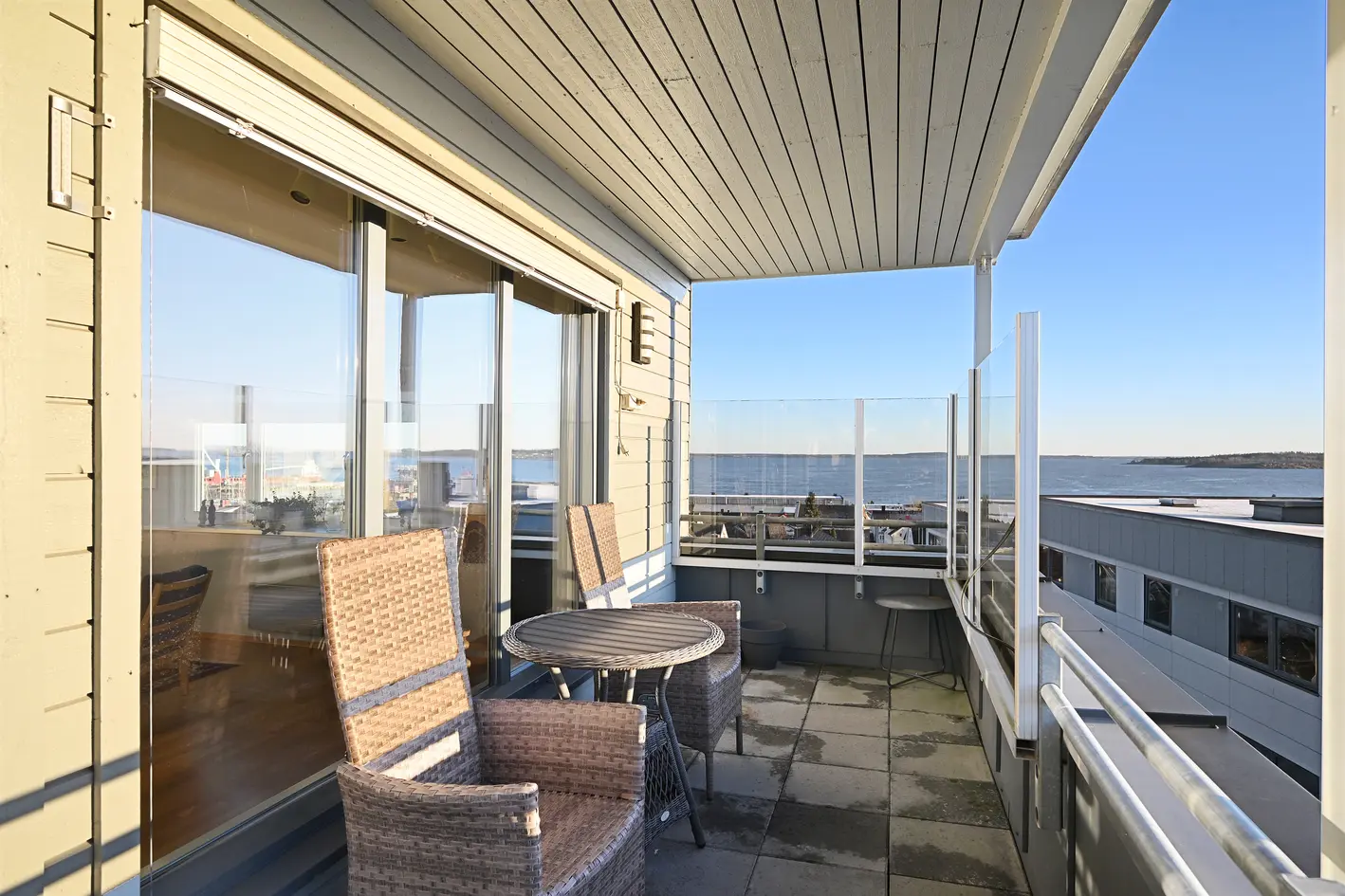 Flott og romslig toppleilighet på ca. 100 kvm + egen takterrasse. Praktfull fjordutsikt. Heis. photo 5