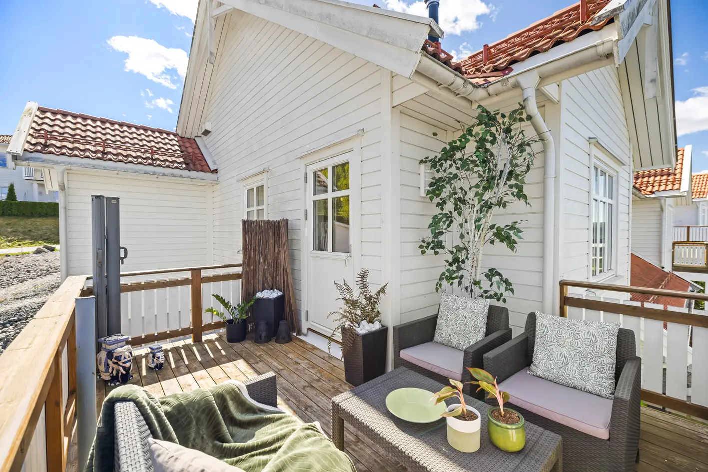 Innbydende 3-roms med god utsikt og attraktiv beliggenhet | Parkering | Balkong på ca. 10 m² | Kort vei til skole og bhg