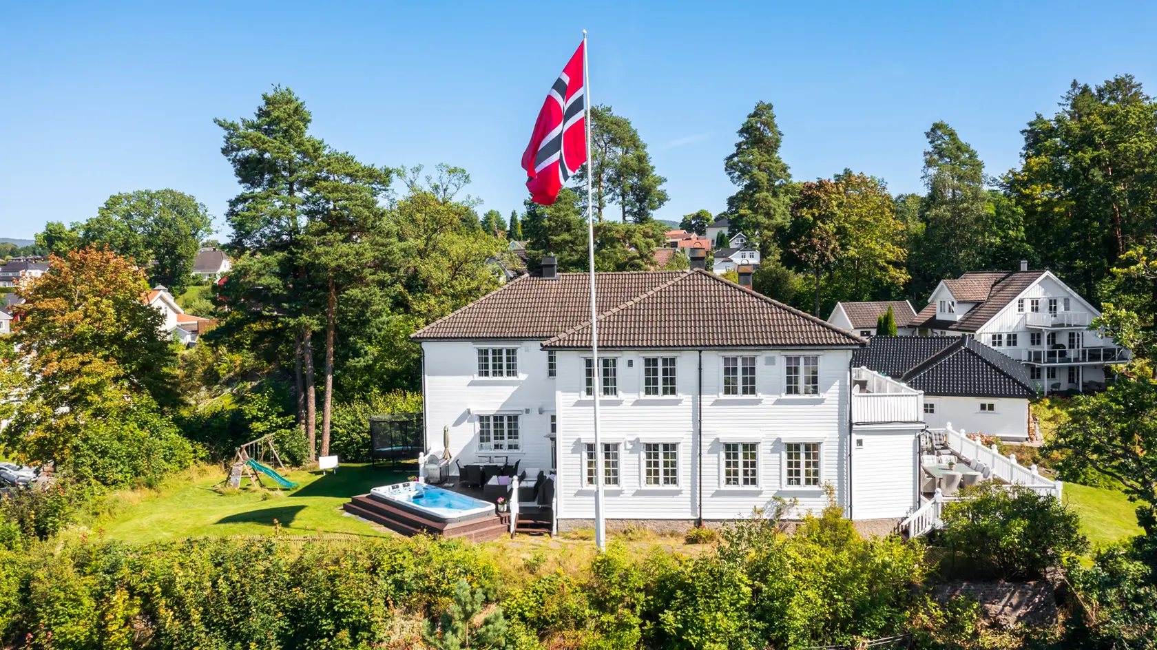 "Historisk direktørbolig" m/høy standard - Panoramautsikt, byens beste solforhold og innredet garasje på 122 kvm
