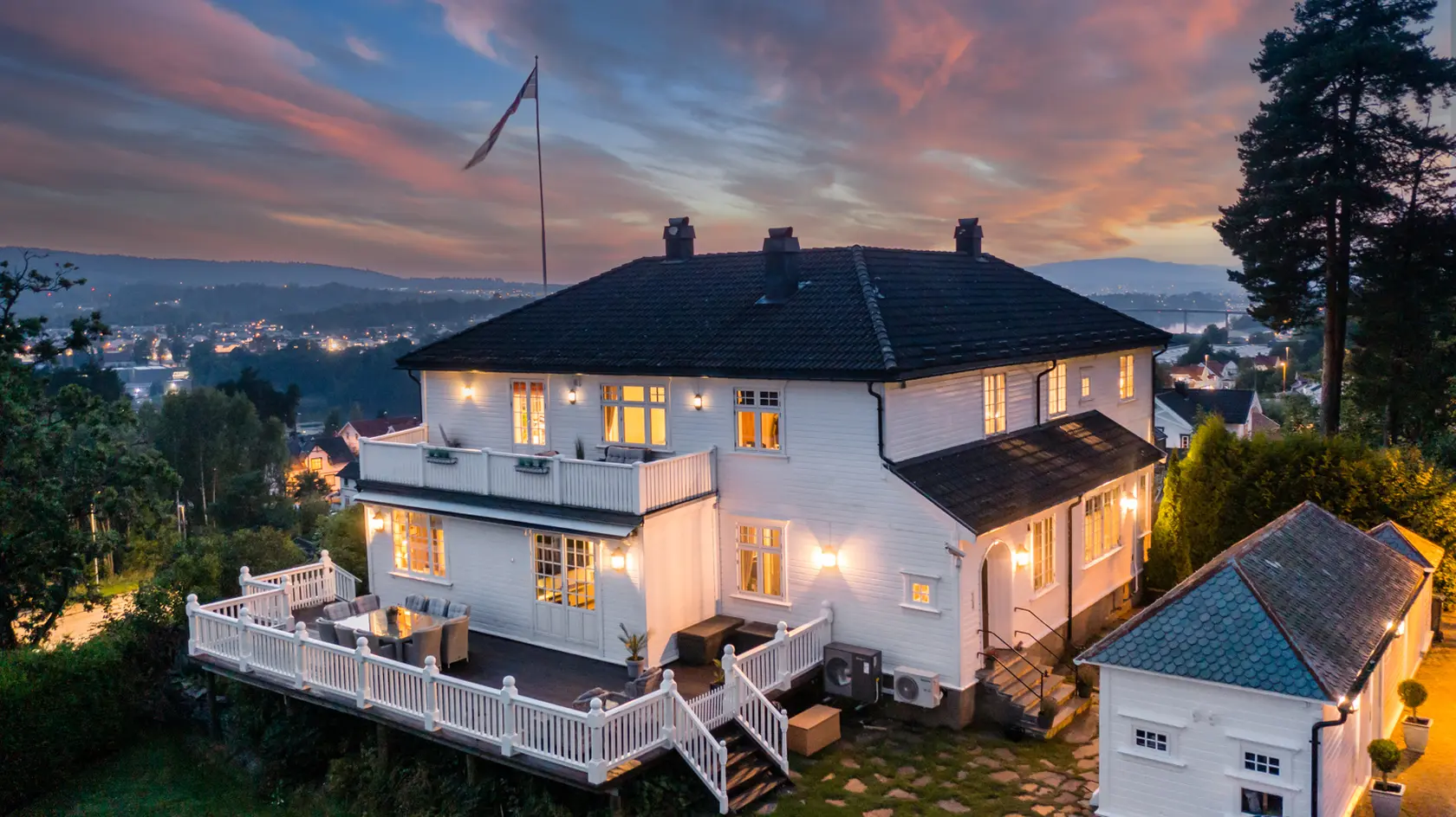 "Historisk direktørbolig" m/høy standard - Panoramautsikt, byens beste solforhold og innredet garasje på 122 kvm photo 3