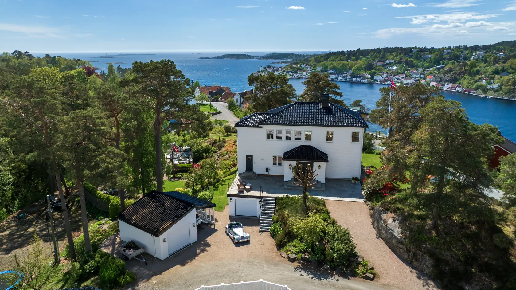 Praktfull eiendom med panoramautsikt mot Torungene/ havet - Høy standard – 2 garasjer– Utviklingsmulighet - Nydelig hage photo 3