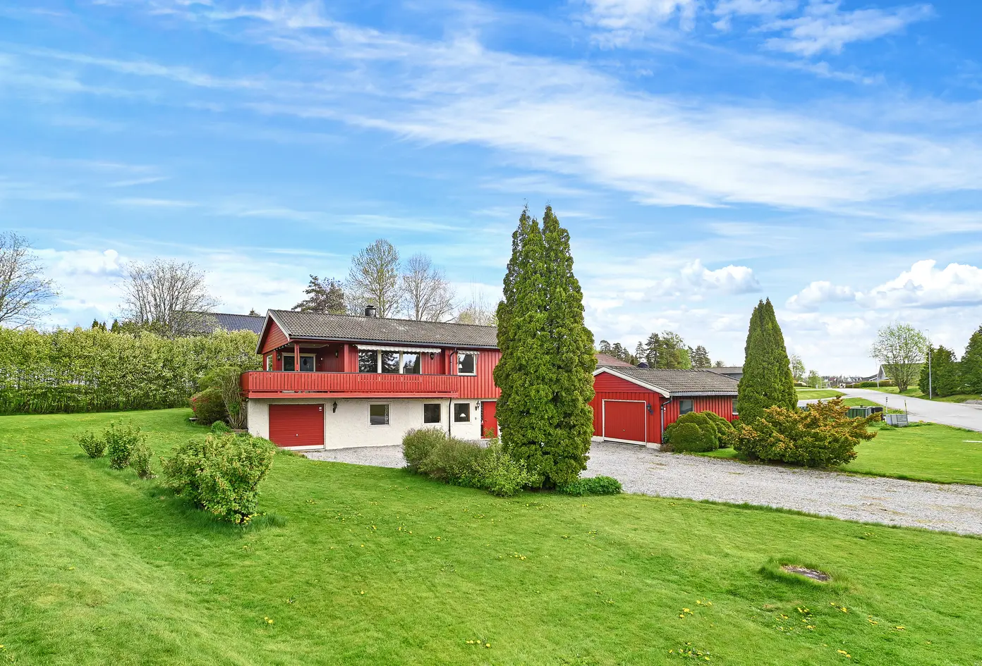 Innholdsrik enebolig på stor eiet tomt -  Solrik vestvendt og veranda - Romslig tomt med fin hage og garasje  photo 5
