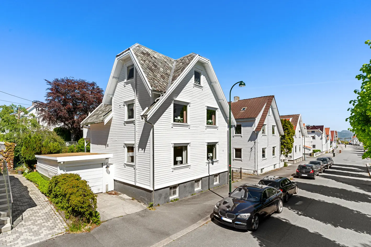 Hel tomannsbolig m/garasje og parkering på tomt. Utleieinntekter på 17.000,- pr/mnd. Nytt tak i 2025. Solrike uteplasser photo 4