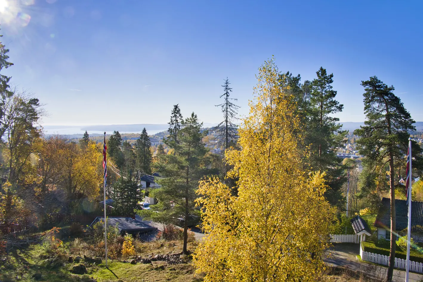 Innholdsrik vertikaldelt tomannsbolig over tre plan - Basseng - To garasjer - Tomt på 1,5 mål - Flott utsikt - Oppussing photo 2