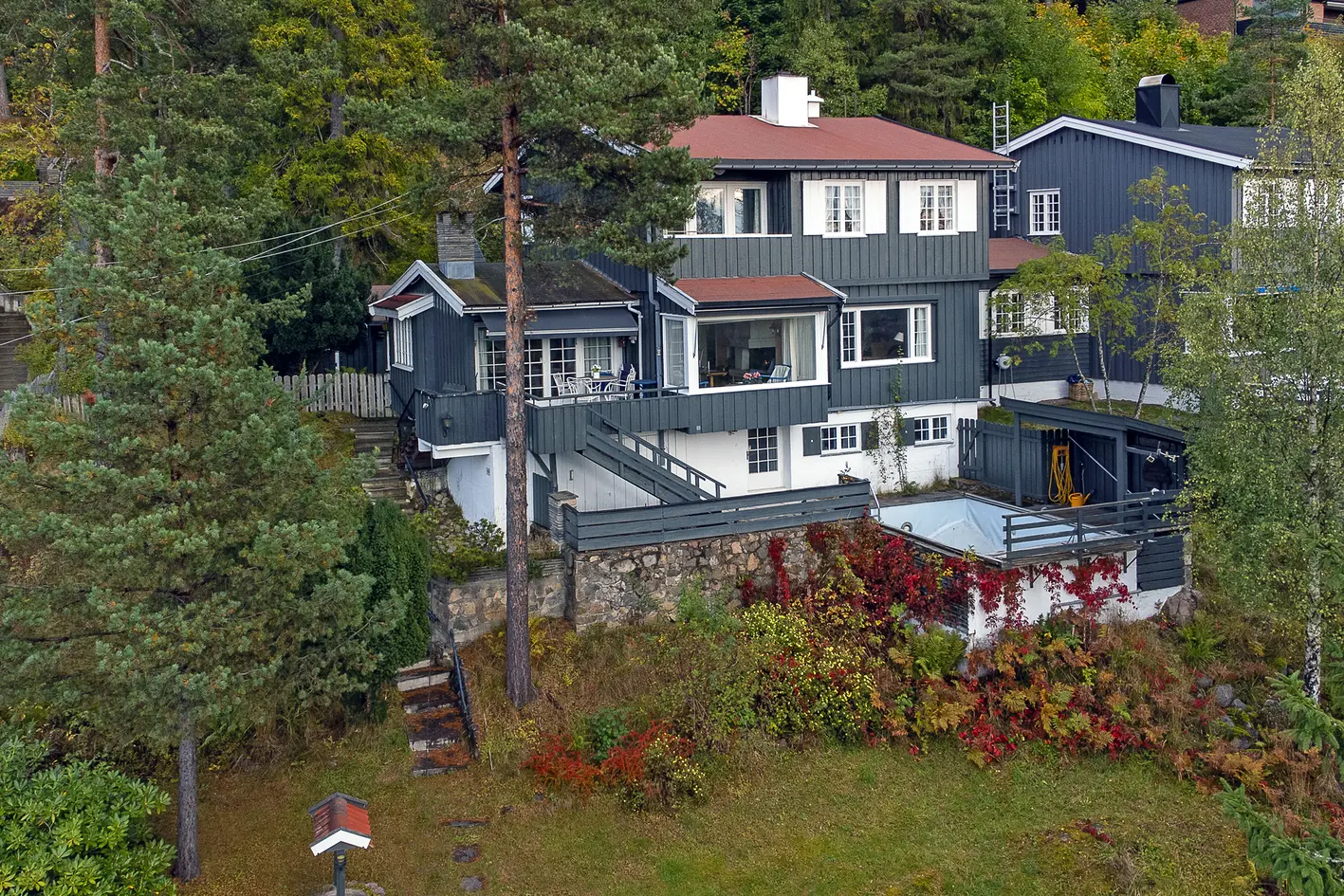 Innholdsrik vertikaldelt tomannsbolig over tre plan - Basseng - To garasjer - Tomt på 1,5 mål - Flott utsikt - Oppussing photo 4
