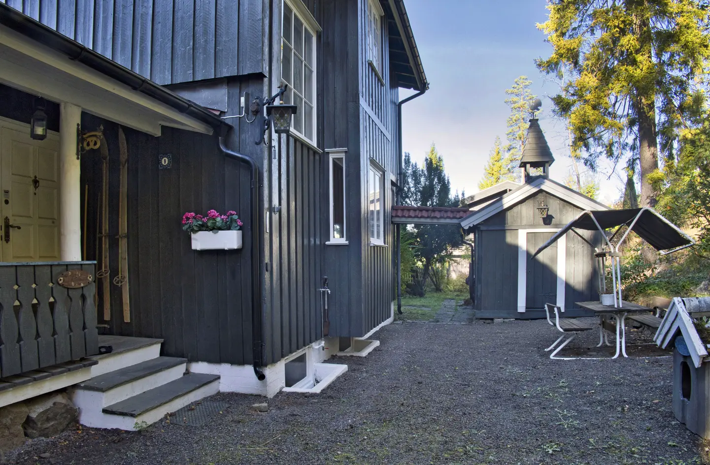 Innholdsrik vertikaldelt tomannsbolig over tre plan - Basseng - To garasjer - Tomt på 1,5 mål - Flott utsikt - Oppussing photo 5