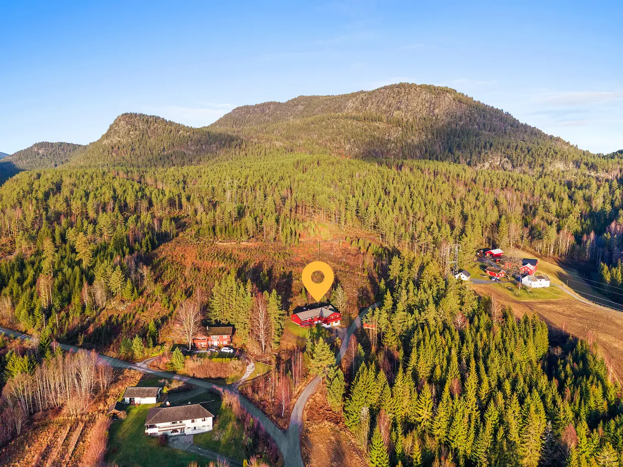 Stor familiebolig  med dobbel garasje i rolige omgivelser – nær turterreng og med vakker utsikt mot Norsjø! photo 2