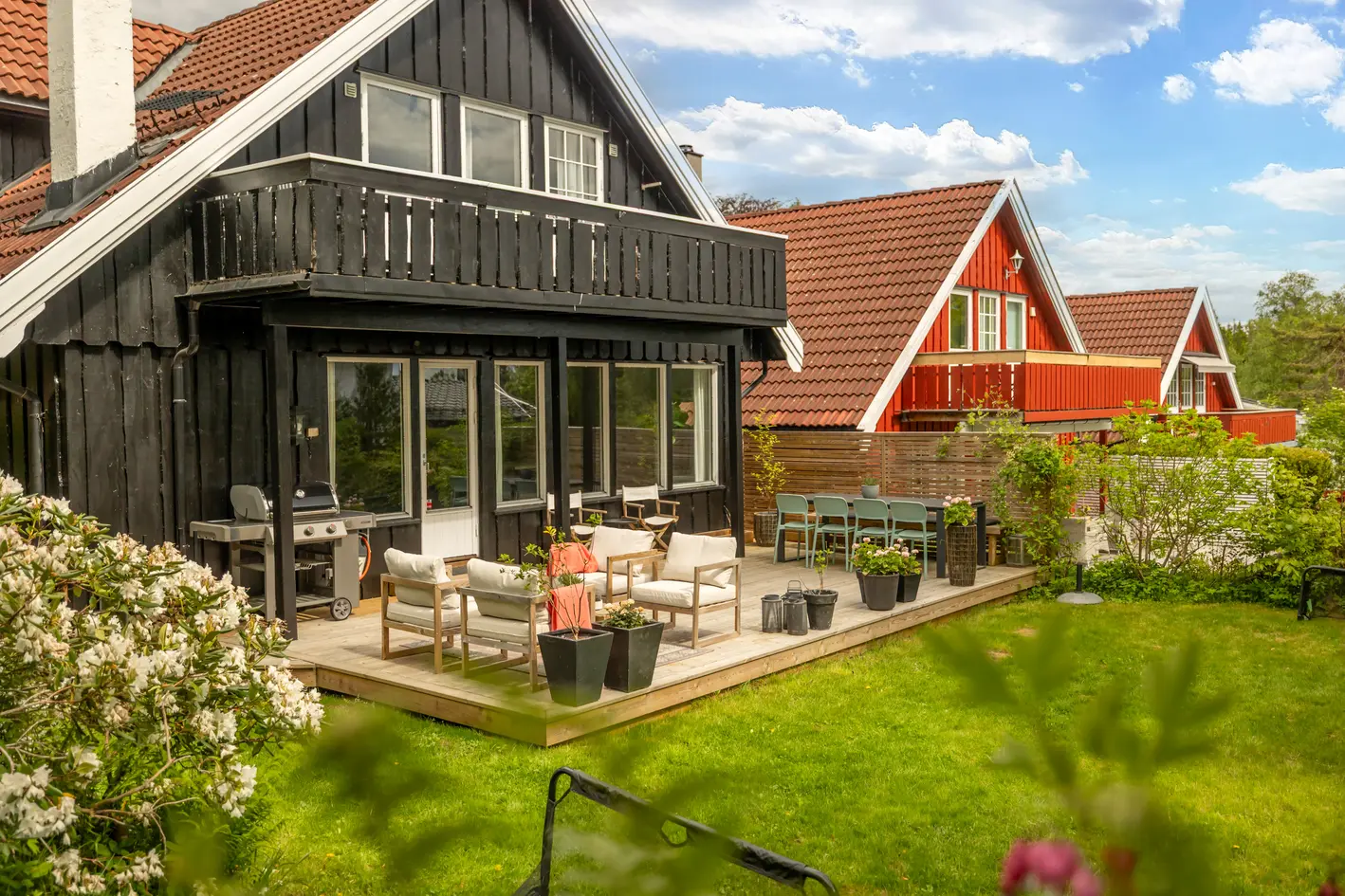 Attraktiv enebolig med solrik hage og markterrasse - Garasje, carport og p-plass - 2 inngangsparti - Svært barnevennlig photo 2