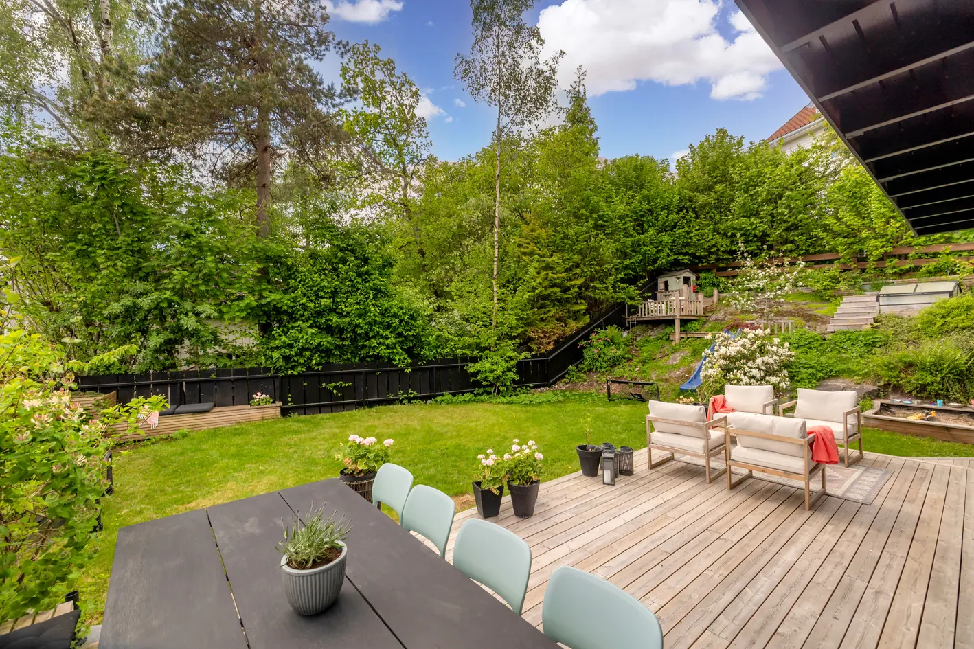Attraktiv enebolig med solrik hage og markterrasse - Garasje, carport og p-plass - 2 inngangsparti - Svært barnevennlig photo 3