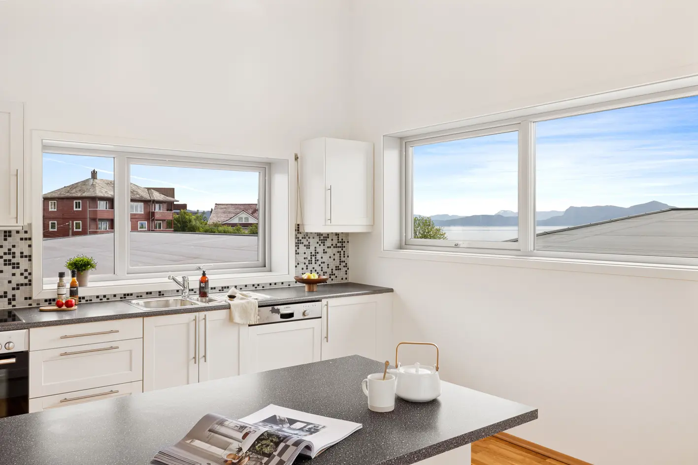 Topp og frontleiligheten i Vindu Mot Fjorden! Over 90 m2 og 3 soverom på toppen av bygget for seg selv. photo 4