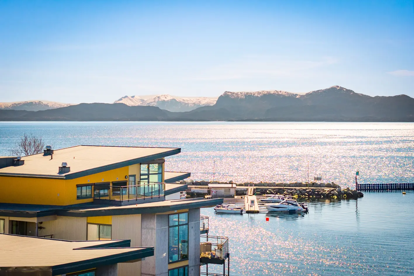 Topp og frontleiligheten i Vindu Mot Fjorden! Over 90 m2 og 3 soverom på toppen av bygget for seg selv.