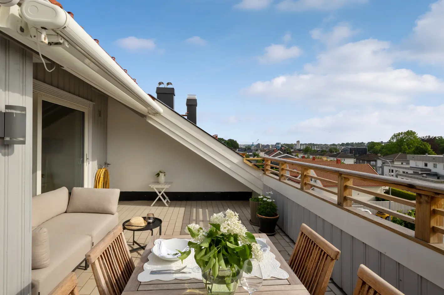 Delikat toppleilighet over to plan med loftsstue, vestvendt takterrasse og garasjeplass med el-lader – bør oppleves! photo 3