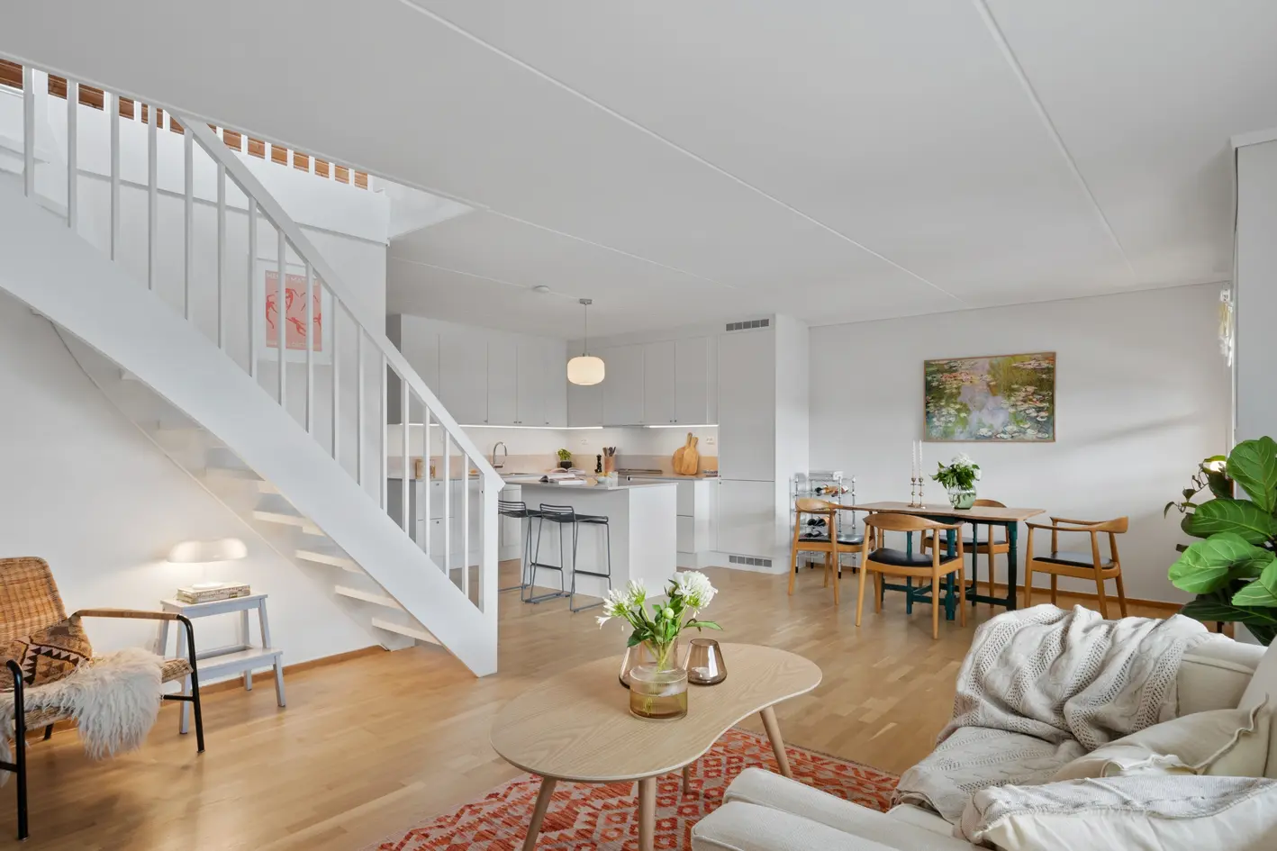 Delikat toppleilighet over to plan med loftsstue, vestvendt takterrasse og garasjeplass med el-lader – bør oppleves! photo 4