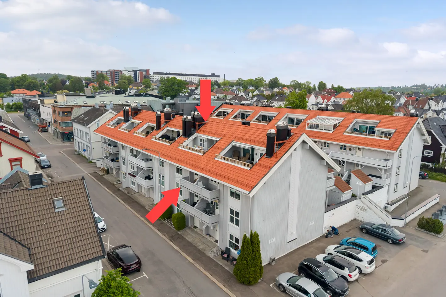Delikat toppleilighet over to plan med loftsstue, vestvendt takterrasse og garasjeplass med el-lader – bør oppleves!