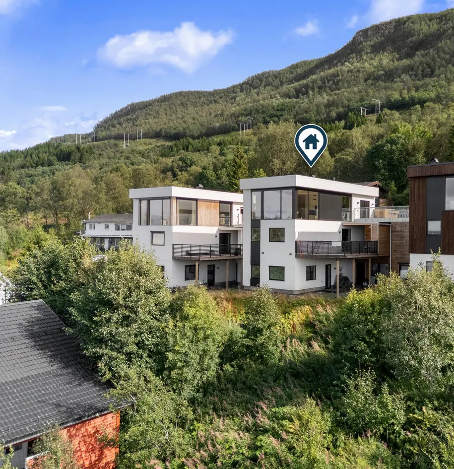 Arkitekttegnet, lekker enebolig i barnevennlige omgivelser | Oppført 2023 | Garasje & Hybel photo 1