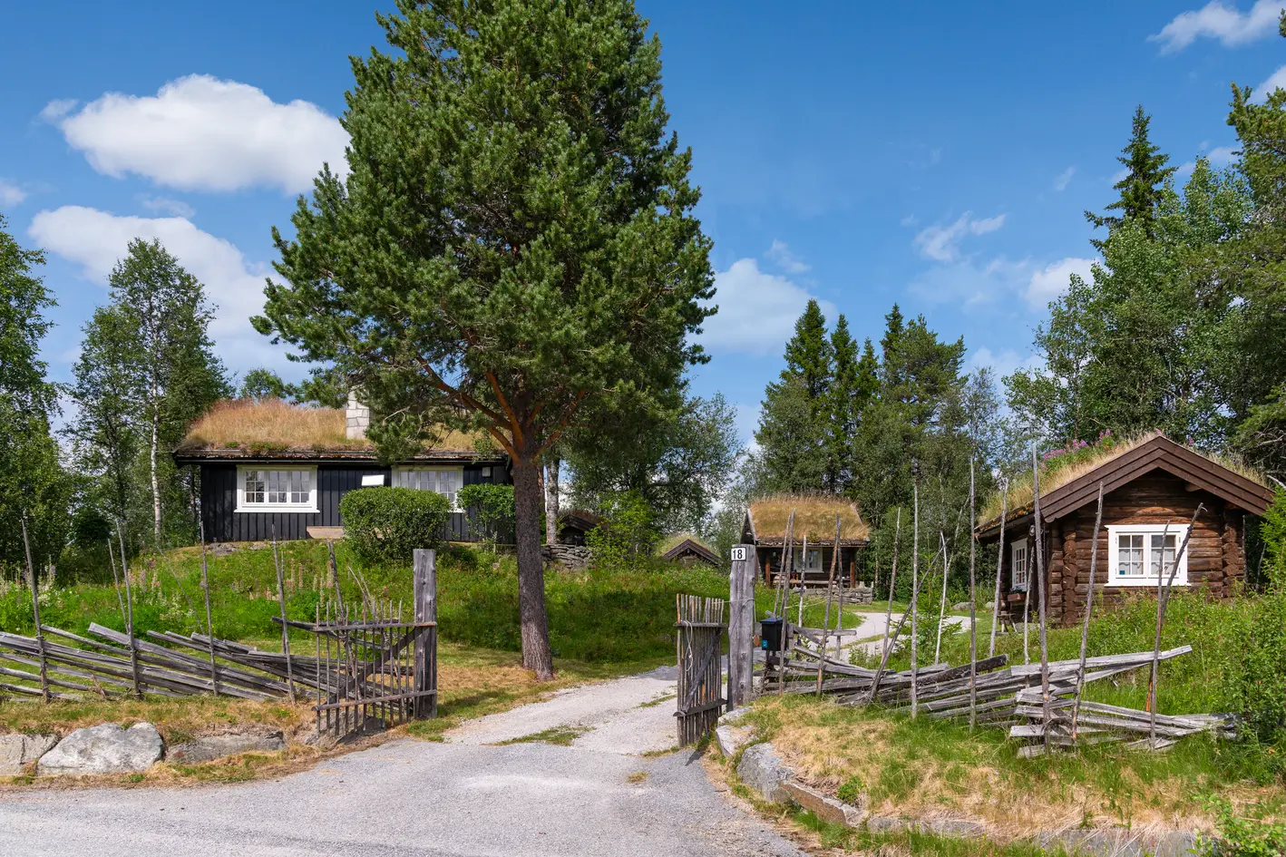 Unikt hyttetun som bør ses og oppleves! Hytte, anneks og tre uthus med usjenert beliggenhet i populært fritidsområde., ål