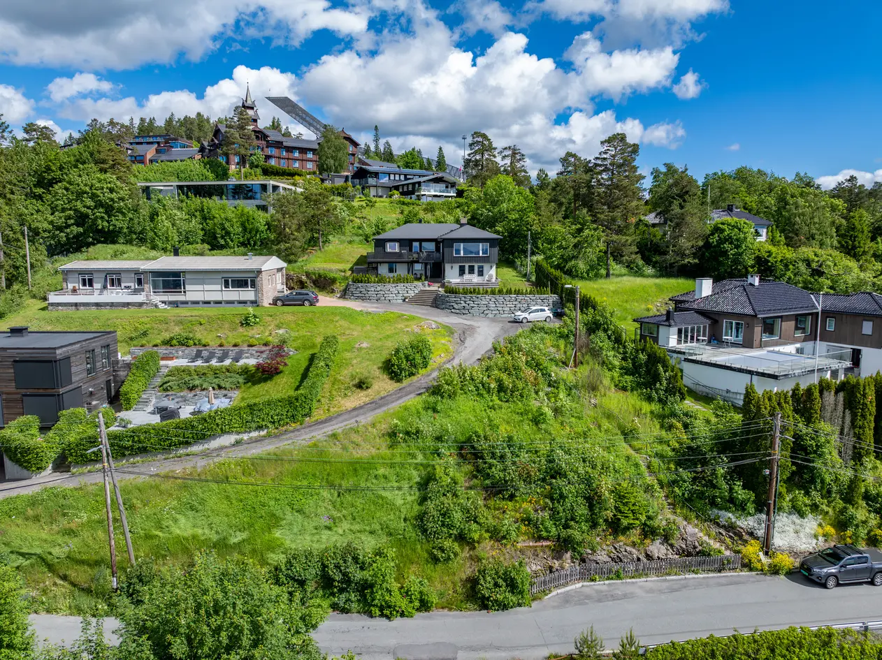 Solrik boligtomt på 821 kvm med panoramautsikt! Blindvei rett ved marka og Holmenkollen T-banestasjon. BYA 12%.