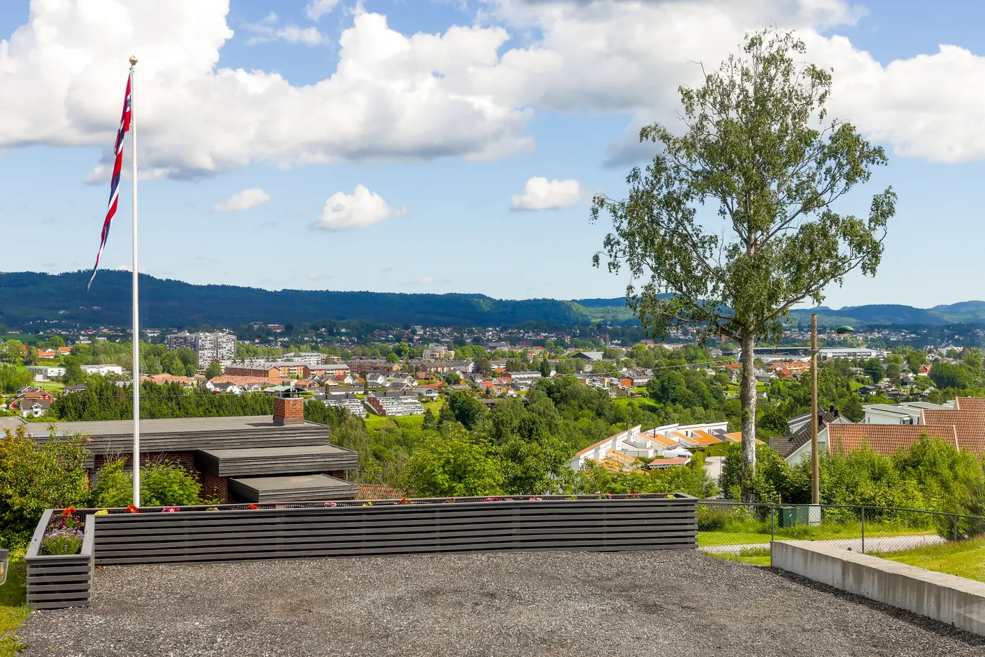 Oppgradert arkitekttegnet funkis m/utleie | Fantastisk terrasse på 165 kvm | 3 mål tomt. Nydelig panoramautsikt! photo 4