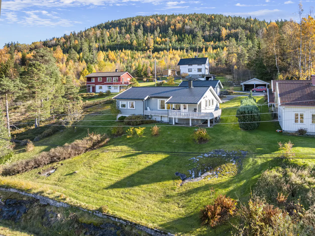 BUD MOTTATT! Sentralt beliggende enebolig med alt på en flate, dobbel garasje og flott utsikt - Vedlikeholdsbehov - 5 sov photo 3
