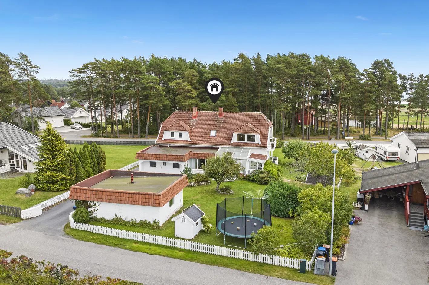 Stor eiendom uten boplikt! Innholdsrik enebolig, lysthus og garasje med sidebygning. Nytt kjøkken. photo 4