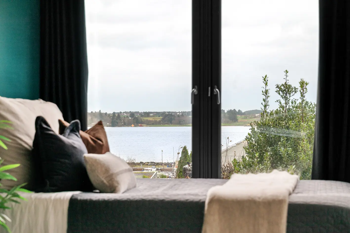 Særpreget enebolig på 238 m² med fjordutsikt, bilheis og eksklusivt kinorom – innerst i blindvei photo 2