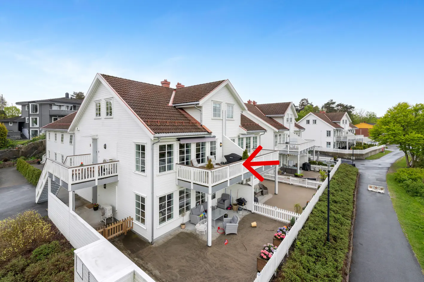 Innbydende, velholdt leilighet over to plan, 4 soverom, 2 bad, solrik og sentralt. Innendørs P-plass., grimstad