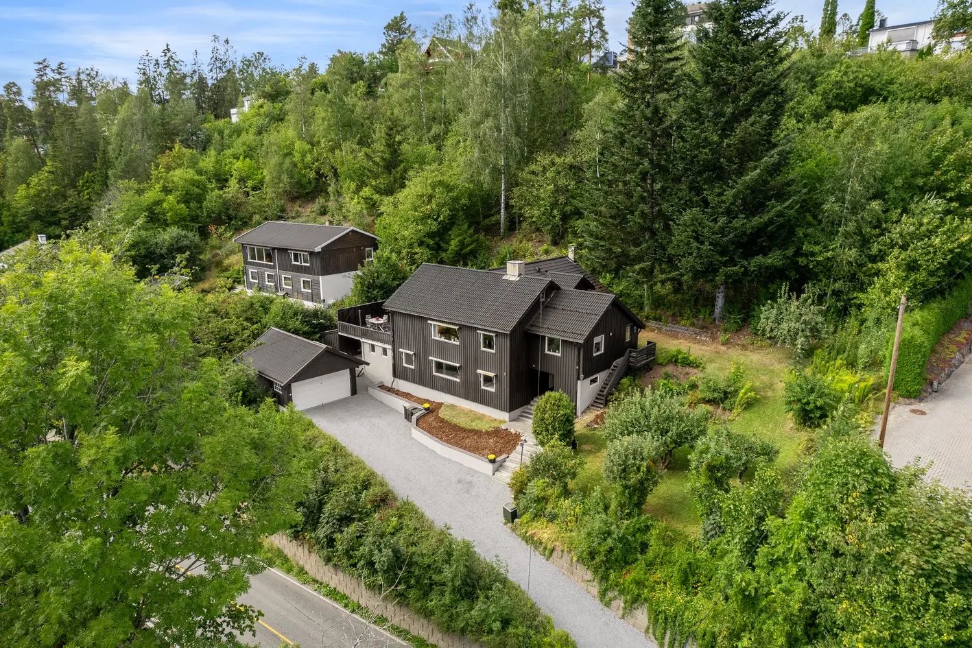 Stor og innholdsrik enebolig med dobbelgarasje og 2-roms hybeldel. Flott utsyn og stor, skrånende tomt på ca 2,1 mål photo 5