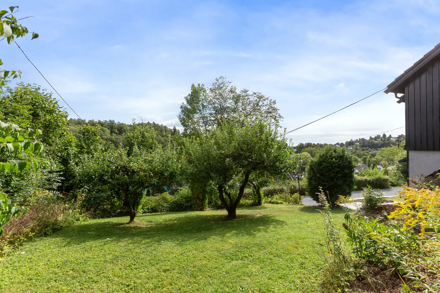 Stor og innholdsrik enebolig med dobbelgarasje og 2-roms hybeldel. Flott utsyn og stor, skrånende tomt på ca 2,1 mål photo 3