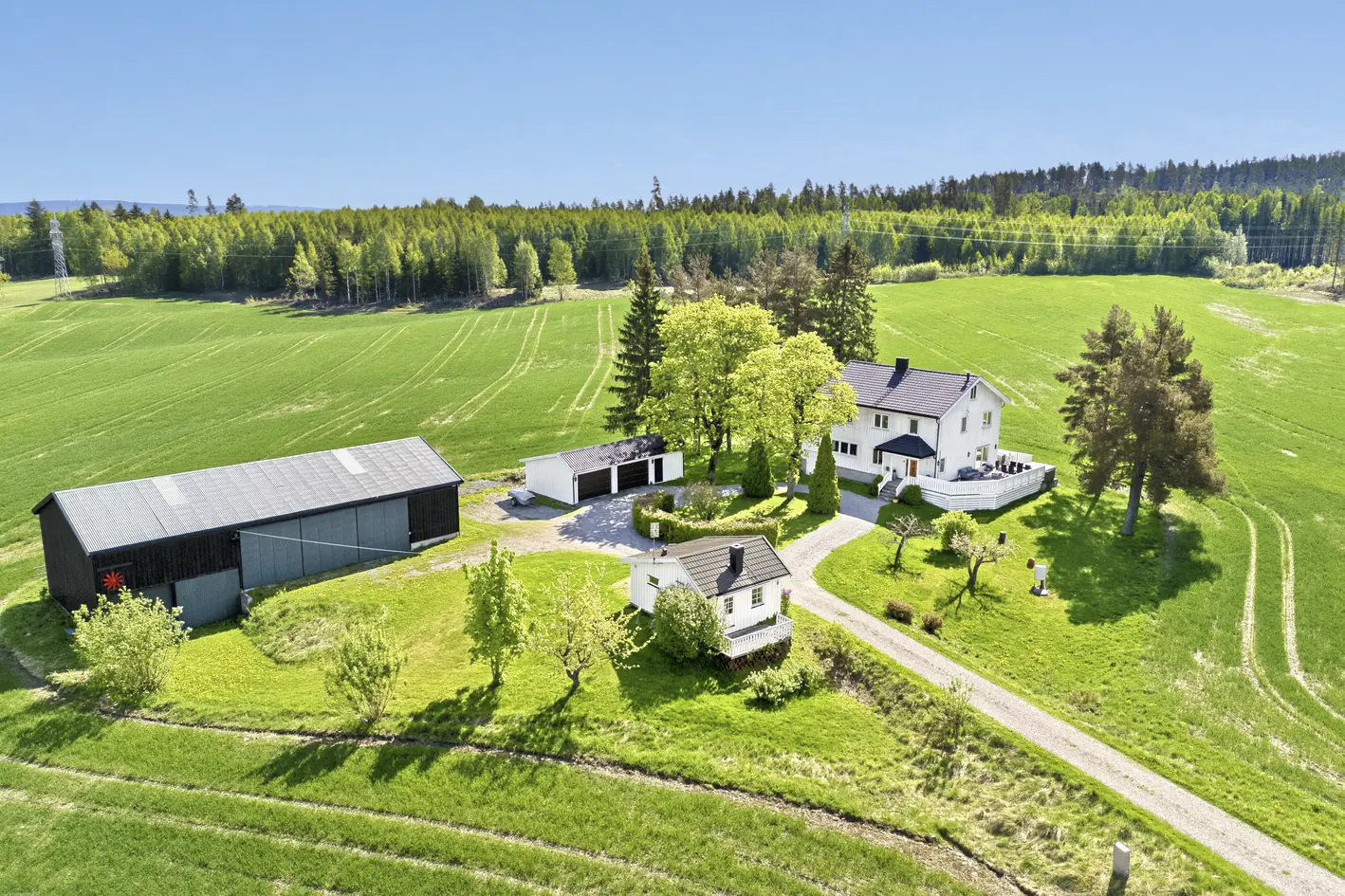 Velholdt og praktisk landbrukseiendom på Lindeberg. Mulig utleieinntekt fra drengestue! Bra vognskjul, sentralt.
