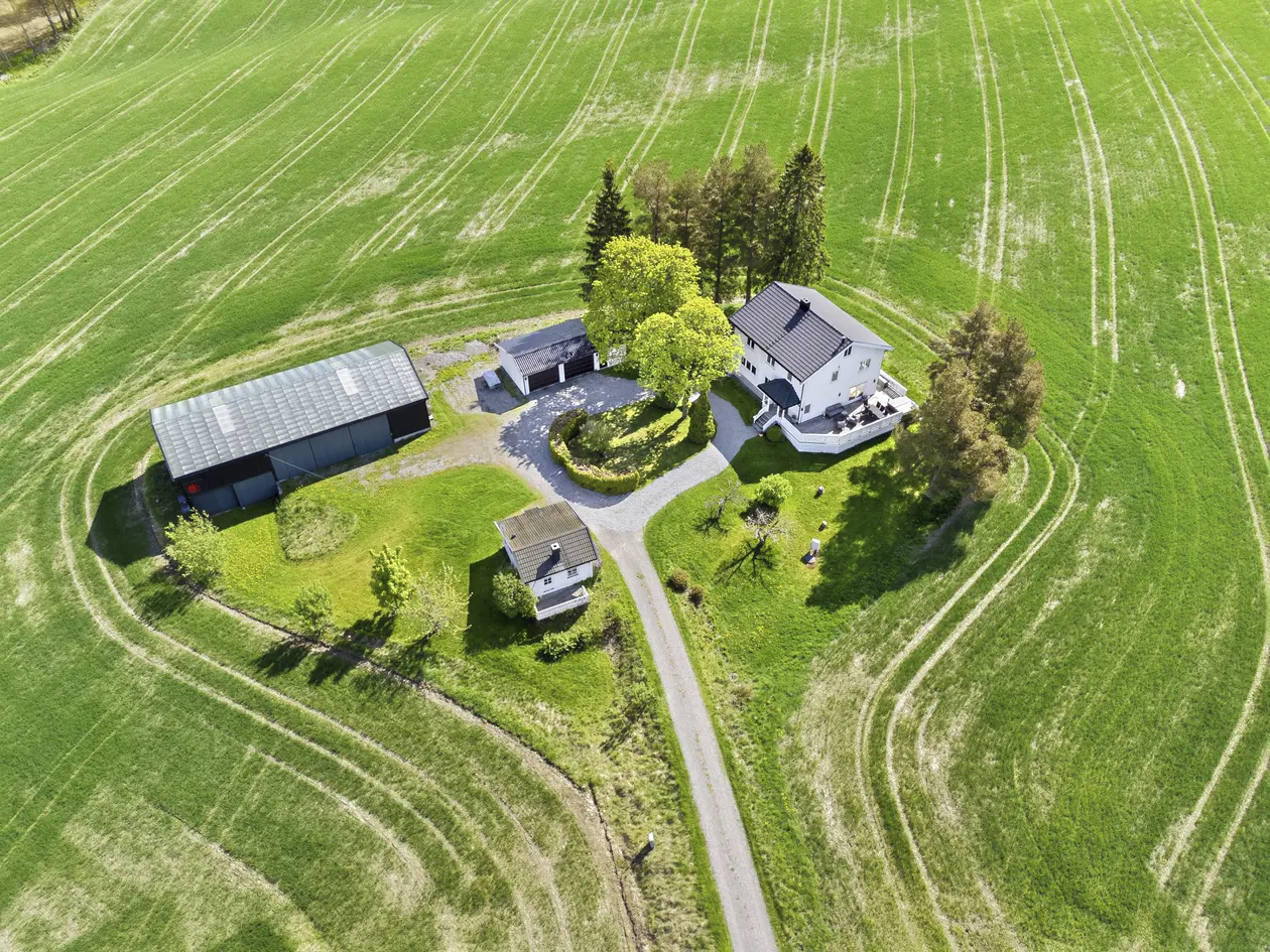 Velholdt og praktisk landbrukseiendom på Lindeberg. Mulig utleieinntekt fra drengestue! Bra vognskjul, sentralt. photo 2