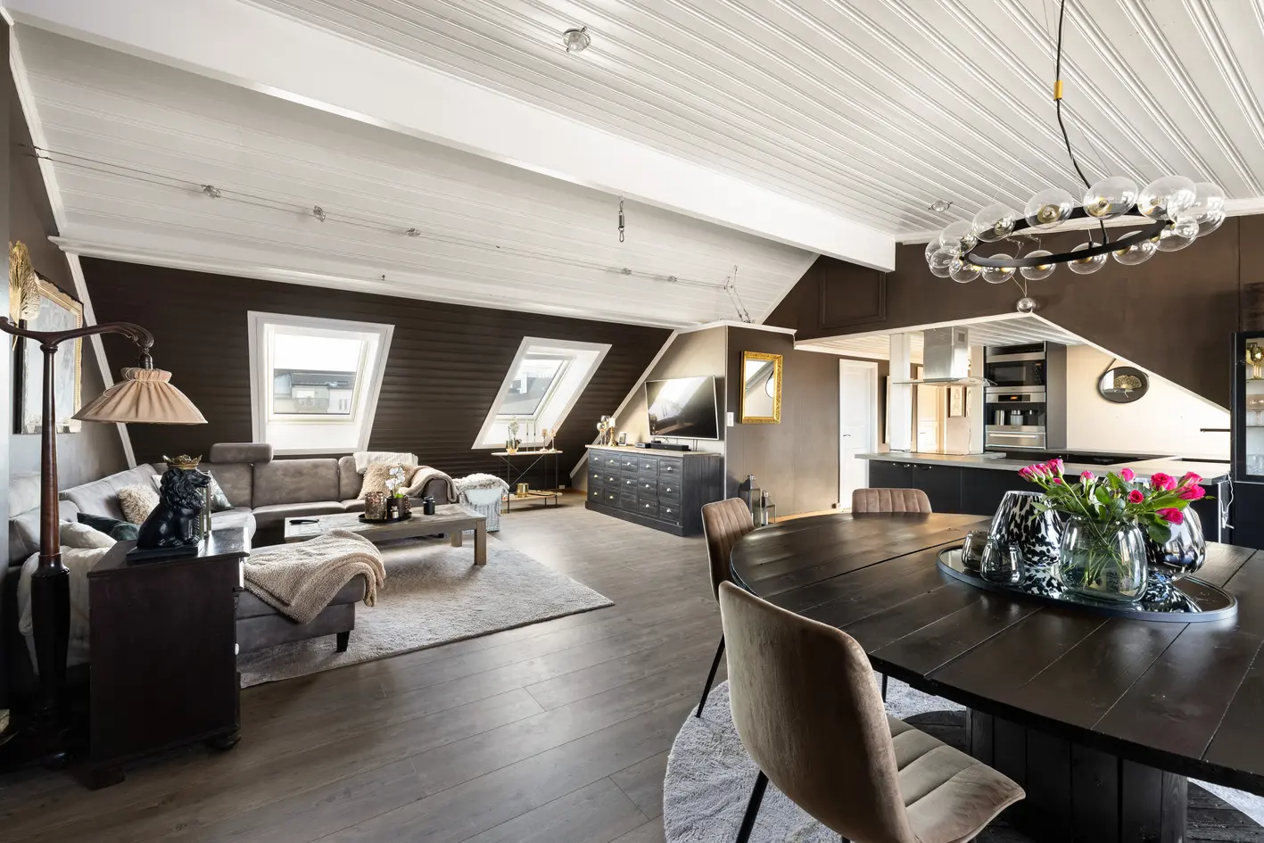 Ny Pris! Spennende toppleilighet med god takhøyde i sentrum med 70 kvm. privat takterrasse! Parkering. photo 3