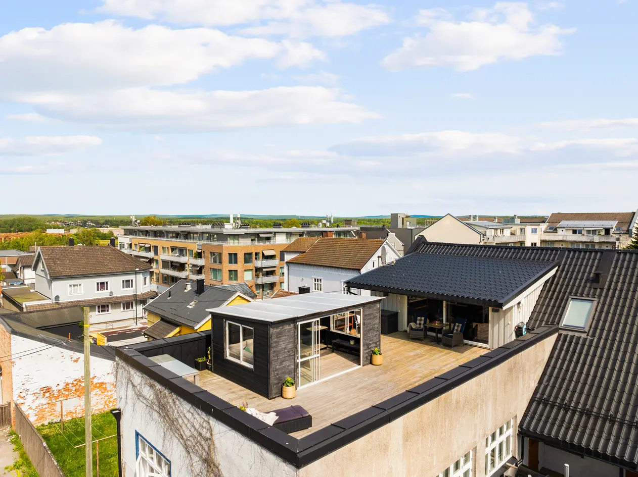 Ny Pris! Spennende toppleilighet med god takhøyde i sentrum med 70 kvm. privat takterrasse! Parkering.