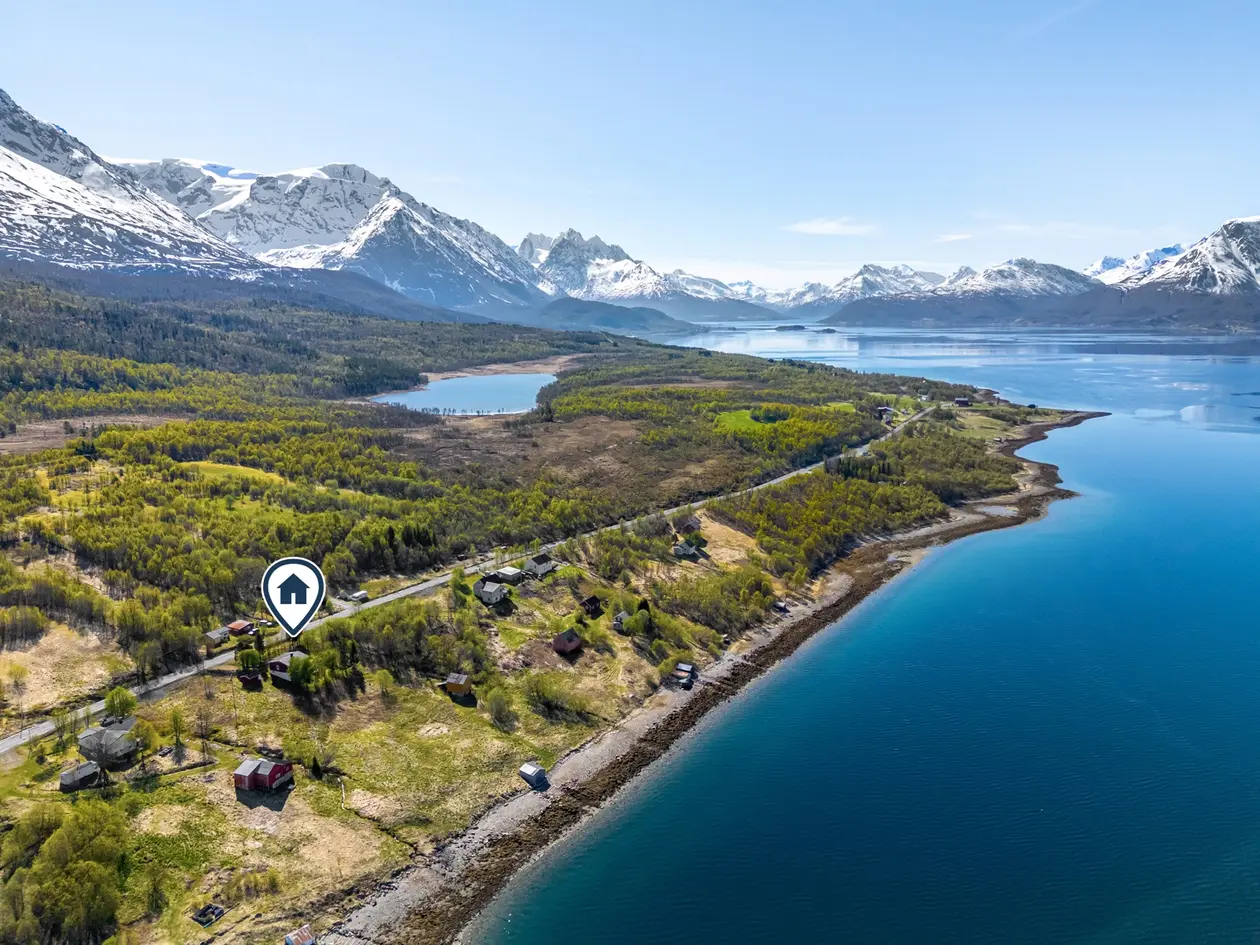 Fritidseiendom med fantastisk beliggenhet mellom sjø og fjell - Dobbelgarasje, anneks, vedskjul, låve og naust