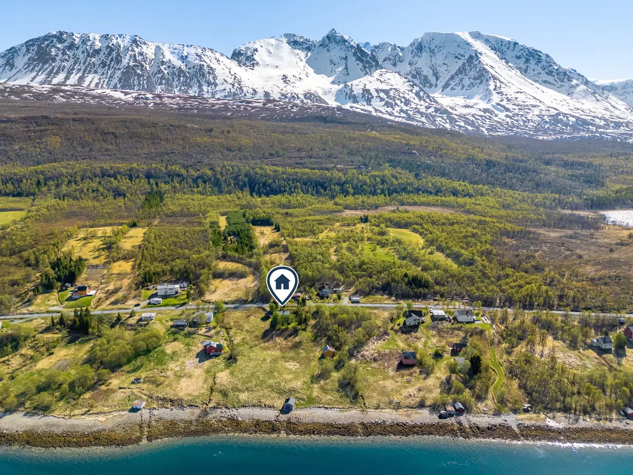 Fritidseiendom med fantastisk beliggenhet mellom sjø og fjell - Dobbelgarasje, anneks, vedskjul, låve og naust - View 2