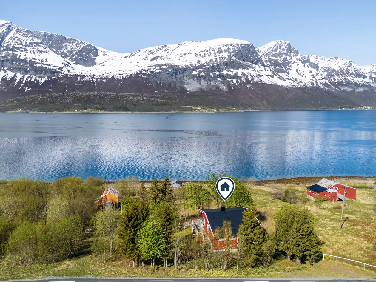 Fritidseiendom med fantastisk beliggenhet mellom sjø og fjell - Dobbelgarasje, anneks, vedskjul, låve og naust - View 3