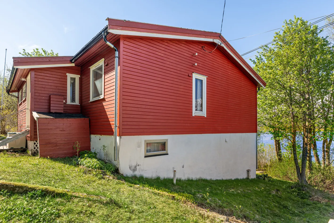 Fritidseiendom med fantastisk beliggenhet mellom sjø og fjell - Dobbelgarasje, anneks, vedskjul, låve og naust - More