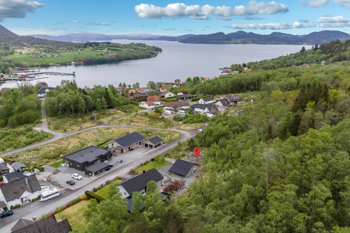 Solrik boligtomt i Vikebygd - Nydelig beliggenhet og kort vei til sjøen.