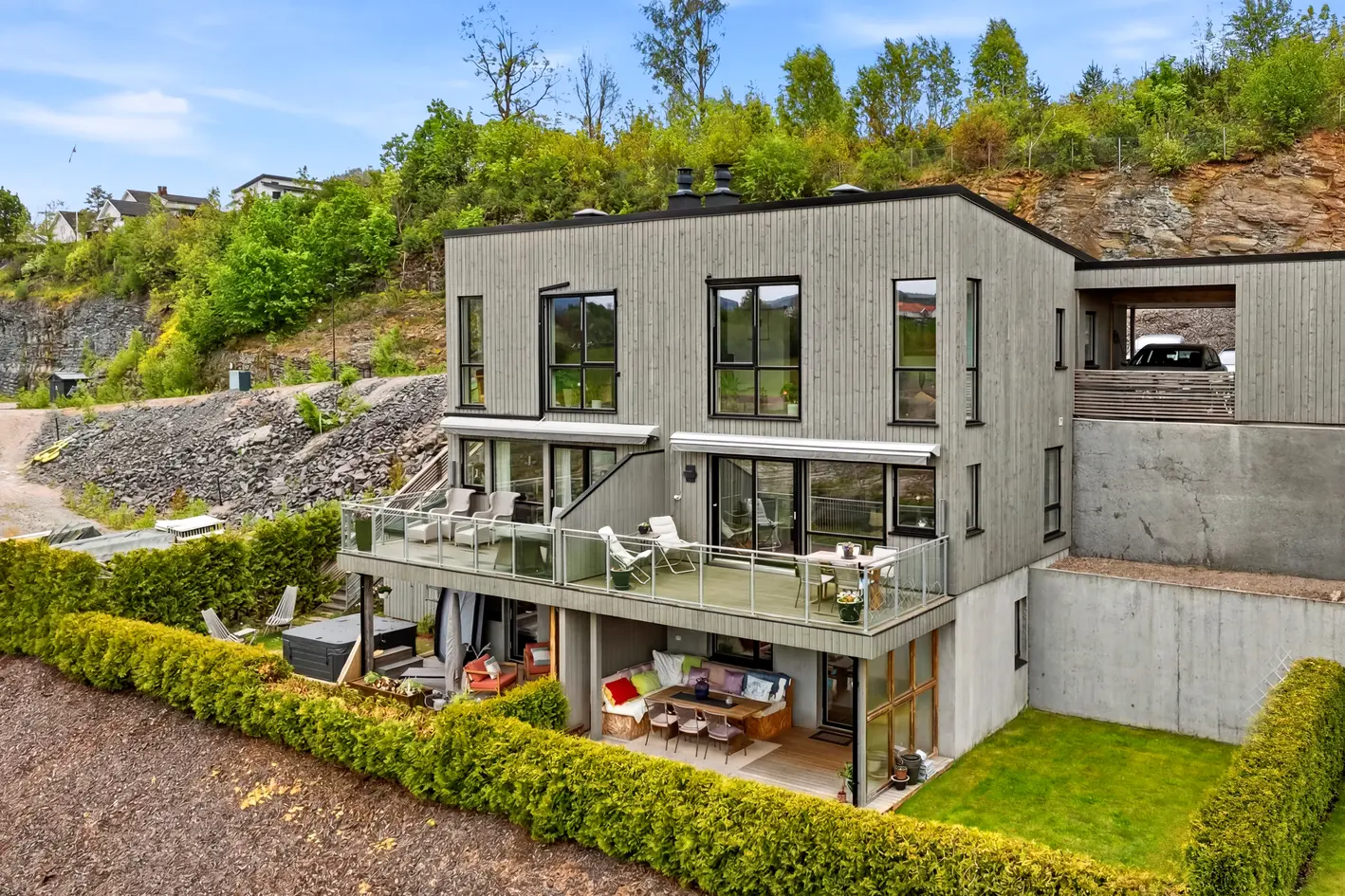 Pen halvpart av tomannsbolig med fantastiske sol- og utsiktsforhold. 3 sov, 2, bad og carport. Ingen fellesgjeld., skien