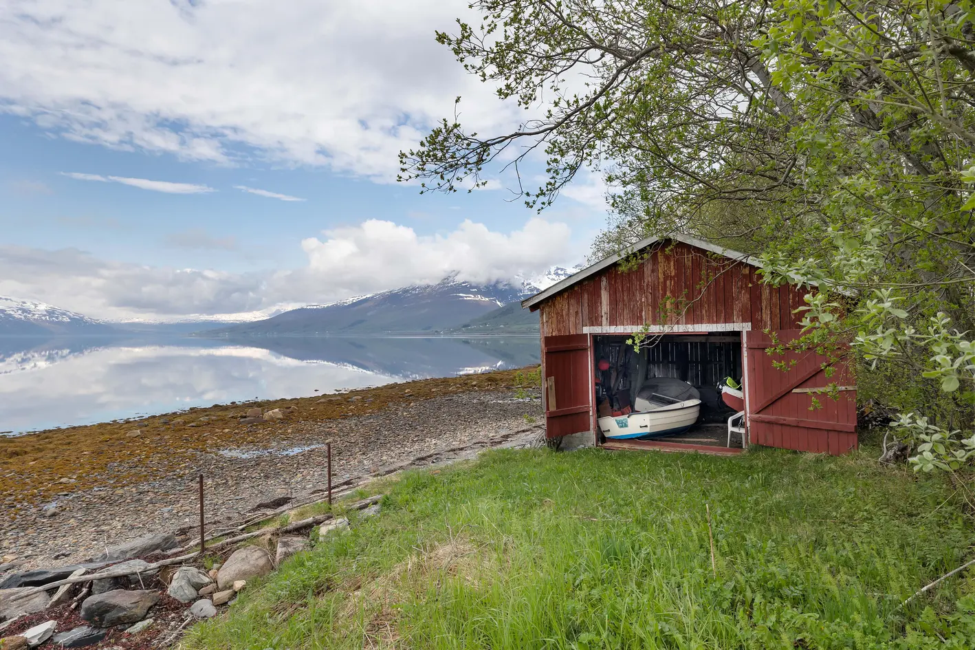 Småbruk med stor eiendom, strandlinje og mye lagring i naturskjønne omgivelser! photo 5