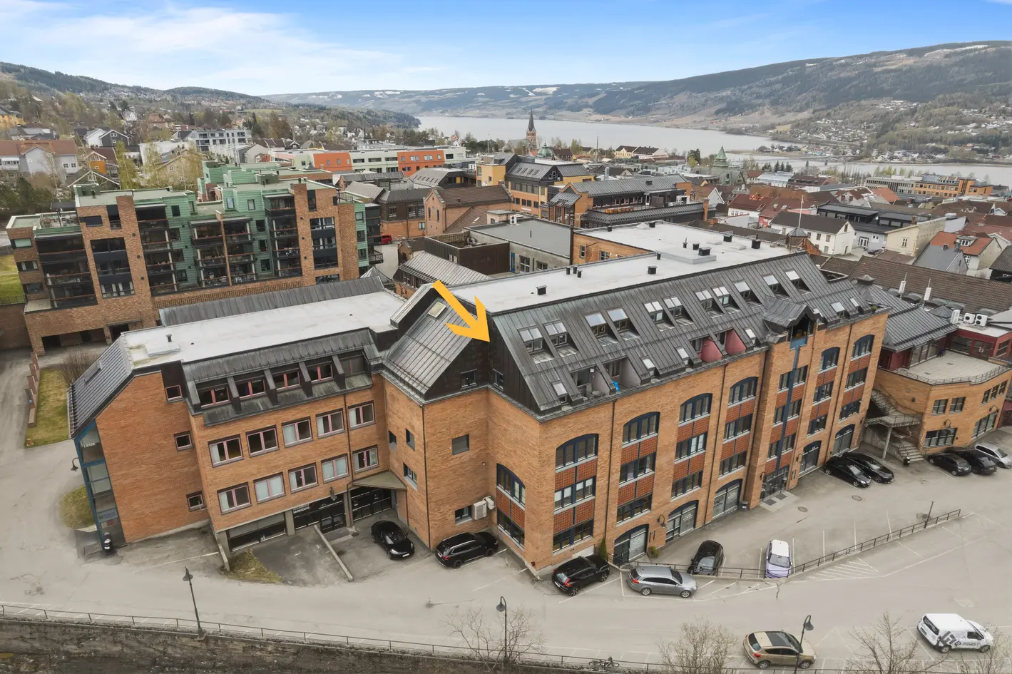 Attraktiv og særegen toppleilighet over to plan. To terrasser - 3 soverom - moderne bad og kjøkken - heis - p-plass.  photo 3