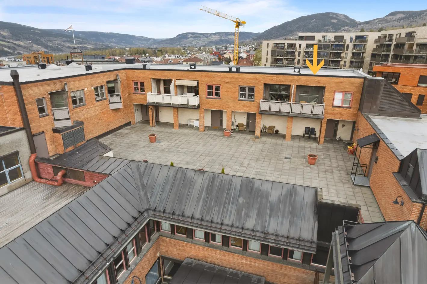 Attraktiv og særegen toppleilighet over to plan. To terrasser - 3 soverom - moderne bad og kjøkken - heis - p-plass.  photo 2